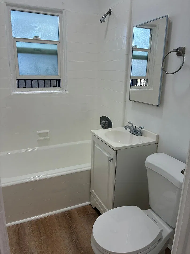 1-Bedroom Apartment in Long Beach | Classic Architectural Charm — Photo 4
