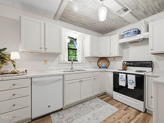 5th image of 1602 Blue St