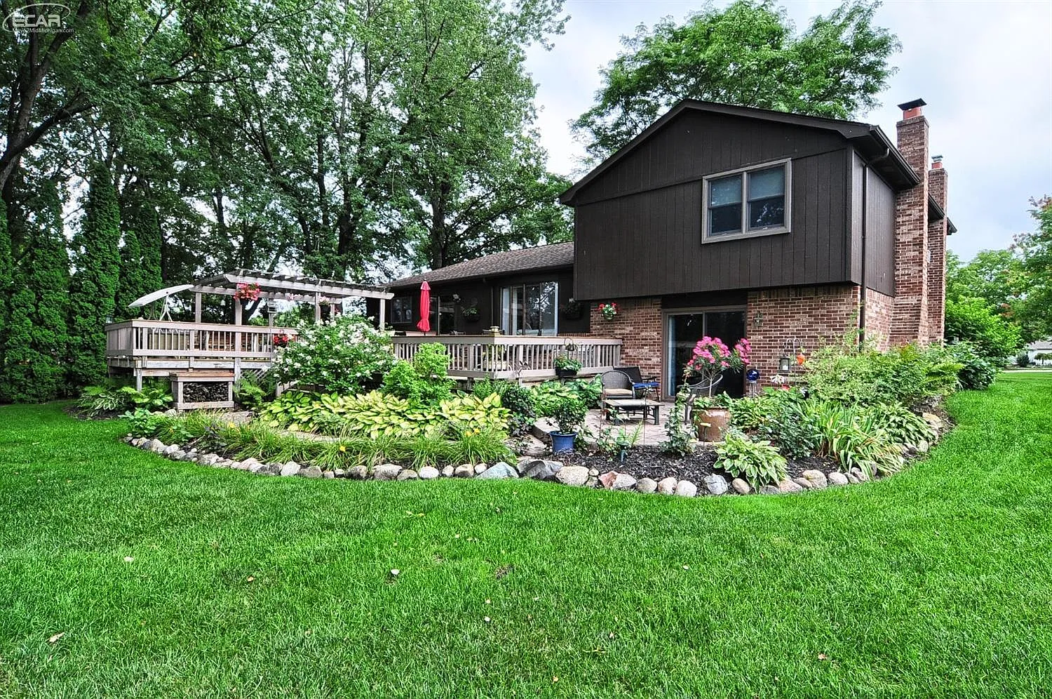 700 Holly Bush Dr photo 1