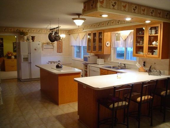Updated center island kitchen w/ new appliances.