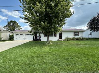 205 Sherwood Ln, Lena, IL 61048