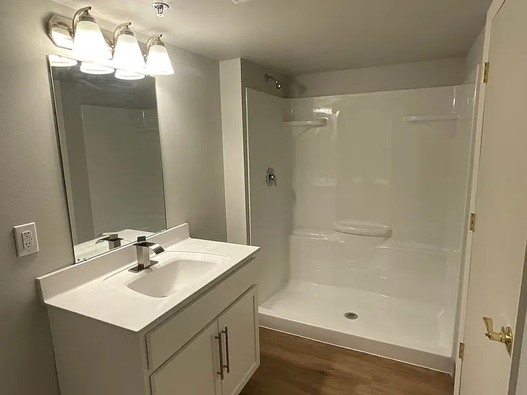 1038 Fond du Lac Ave — Photo 4