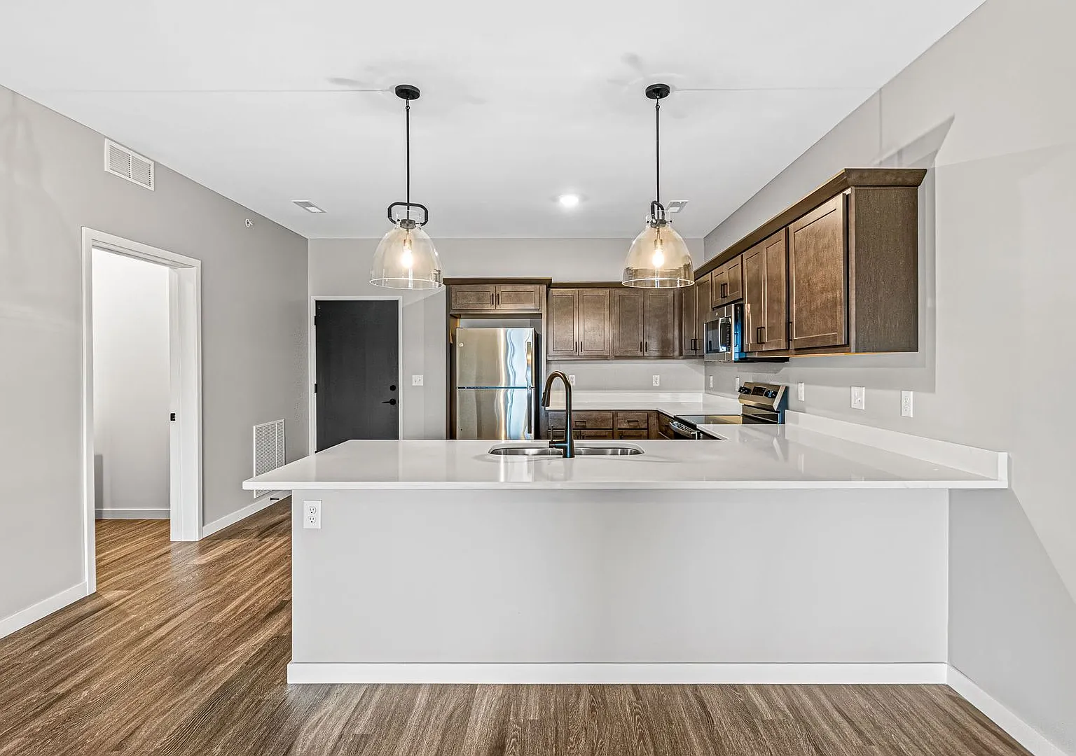 555 N. Madison Ave — Photo 4
