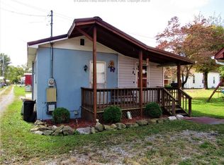 13 1/2 Gallatin St, Ravenswood, WV 26164