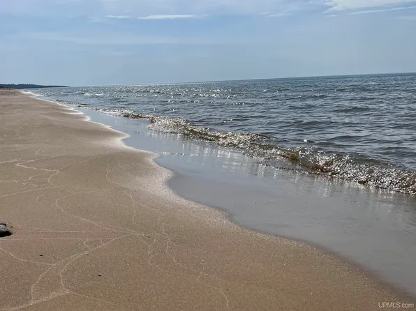 4264 Top O The Lake Rd, Gulliver, MI 49840