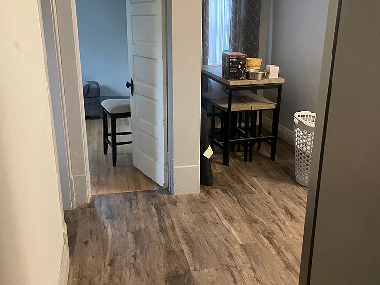KITCHEN FACING EAT IN AREA