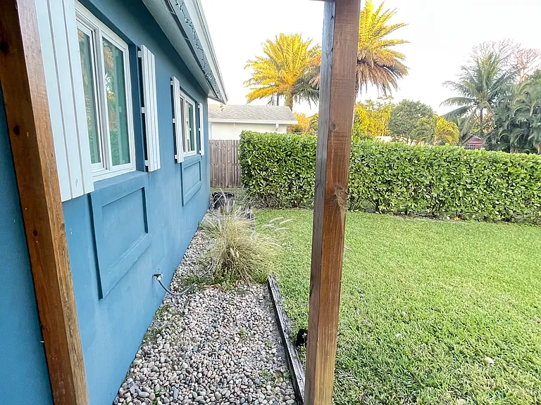 1023 SW 25th Pl — Photo 4