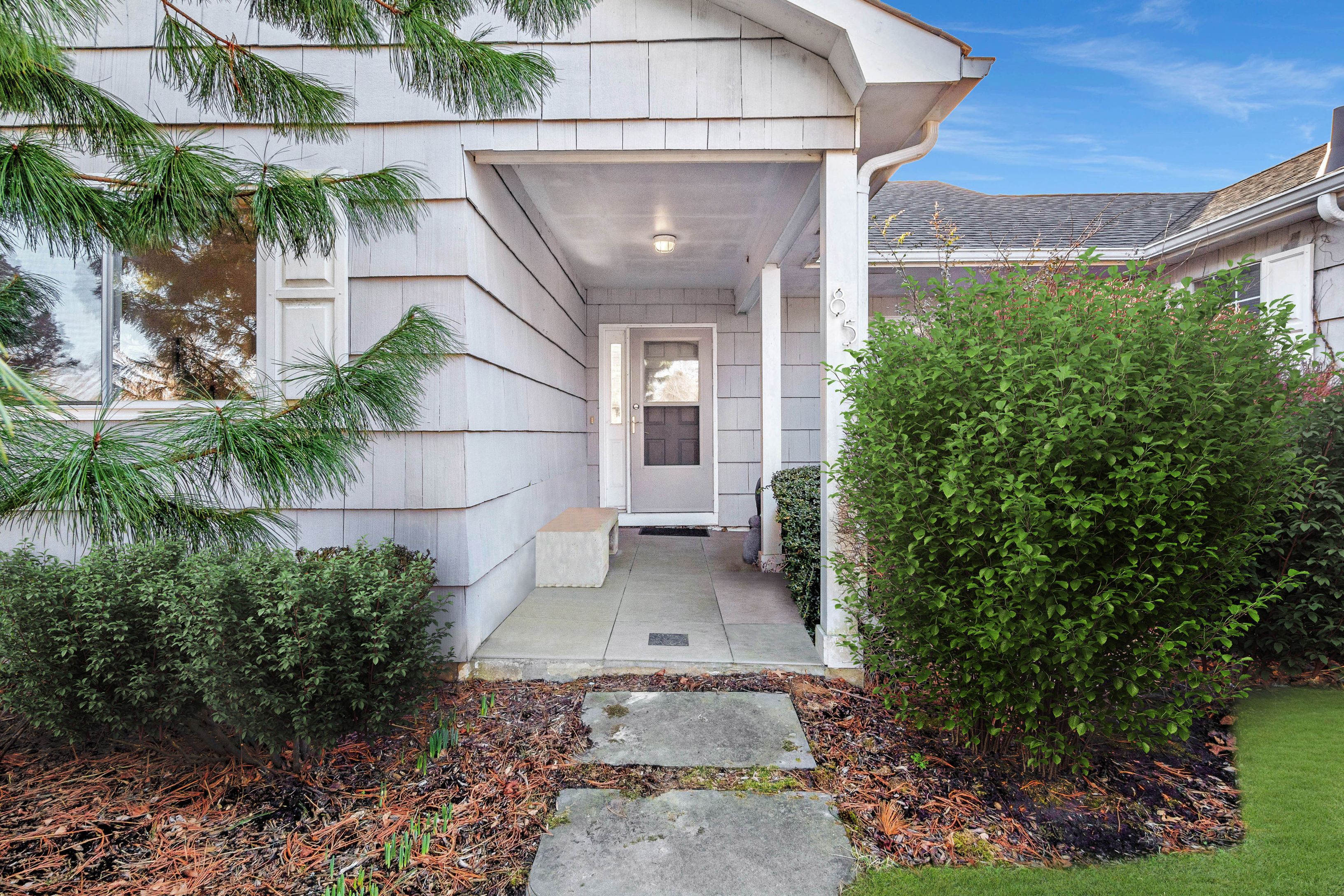 85 Saint Andrews Cir, Southampton, NY 11968 Out East