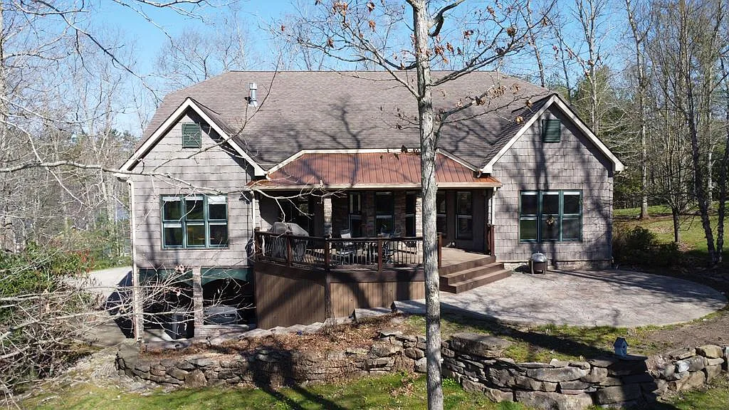 105 Robert Way photo 1