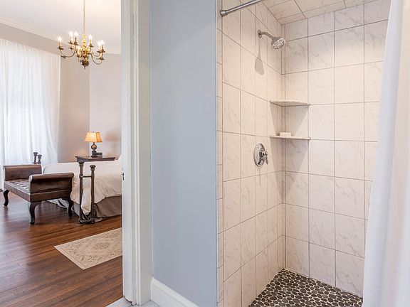 4th image of 453 Angell St APT 2