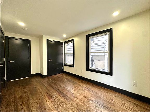 2nd image of 75 Vroom St #2