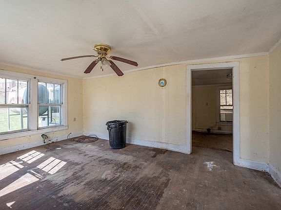 5th image of 711 S Church St