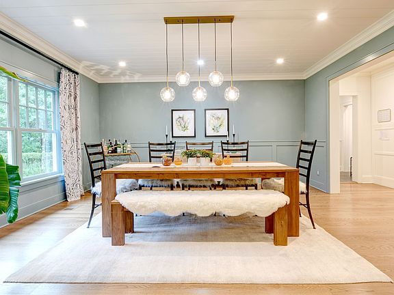4th image of 27 Surrey Ct