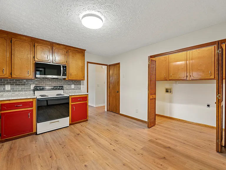 131 McWhirter Pl — Photo 6