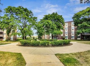 1331 S Finley Rd APT 102, Lombard, IL 60148