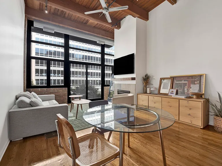 525 W Superior St #322 — Photo 6