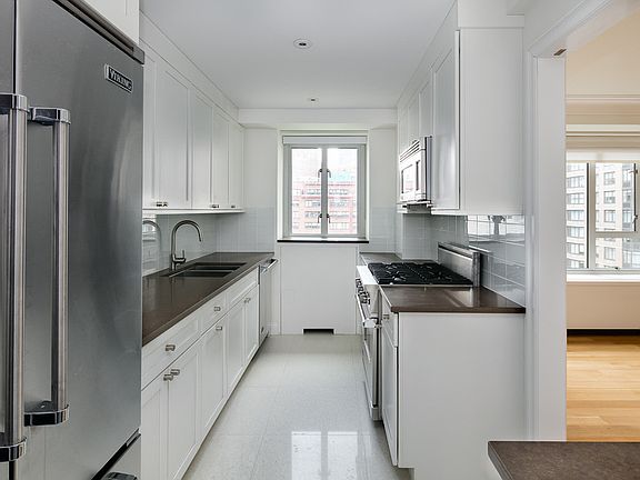 4th image of 200 E 66th St APT C1006