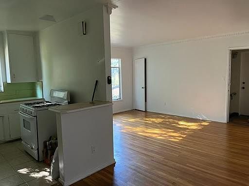 5th image of 2135 N Beachwood Dr APT 9