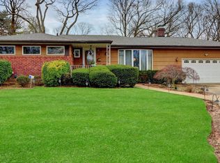 8 Robert Cir, Syosset, NY 11791