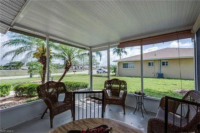 Lanai - 624 SE 13th St #4