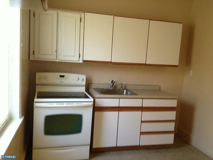2nd image of 2121 E Stella St