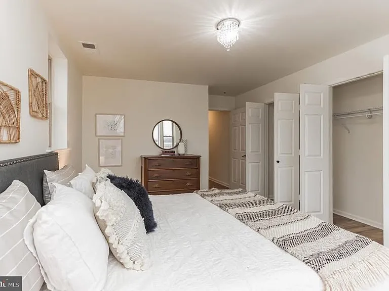 1210 Perry St NE — Photo 2