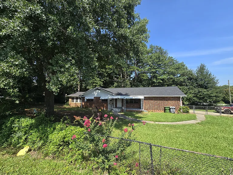 1102 Shoreham Dr — Photo 1