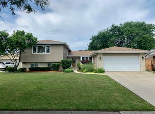 836 N Cambridge Row, Addison, IL 60101