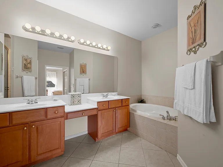 3990 Bishopwood Ct W #202 — Photo 9