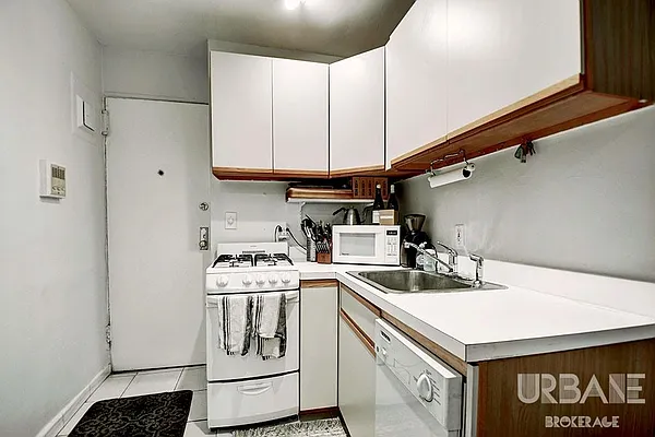 Rented by Urbane Brokerage | media 10