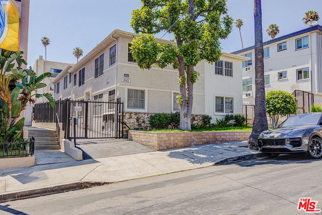 2 bed, 1.0 bath, 900 sqft, $2,495 — Photo 2