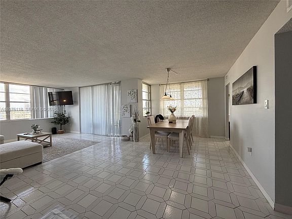 2nd image of 18011 Biscayne Blvd APT 805