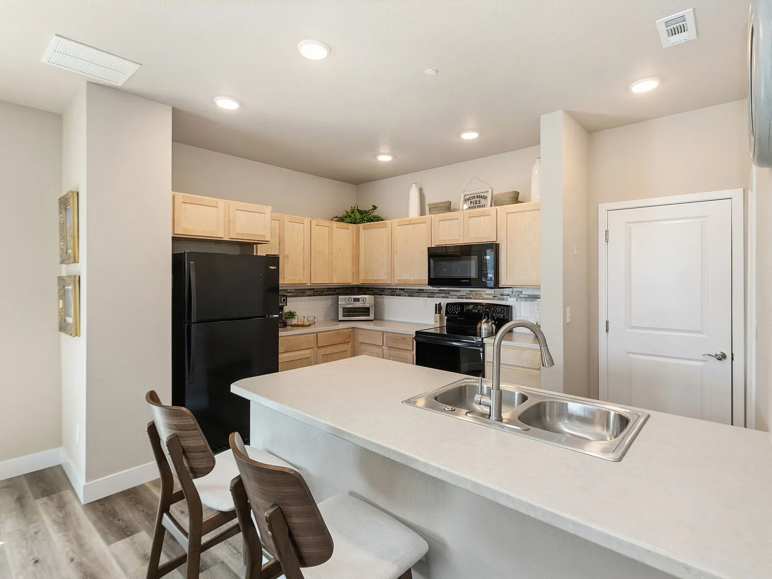 3 bed, 1800 sqft, $3,495 — Photo 3