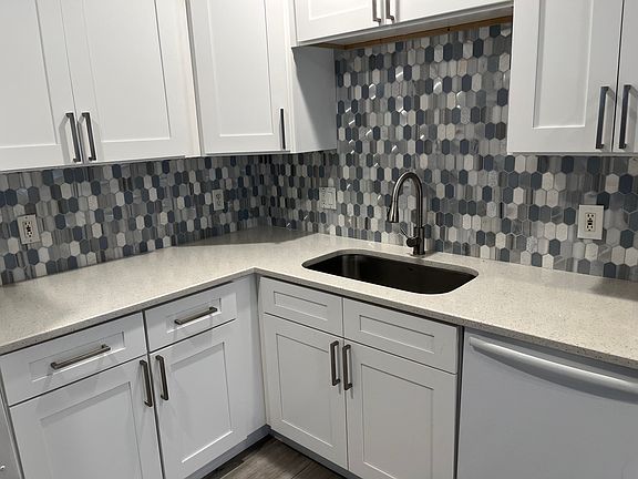 2nd image of 4712 Golfview Blvd