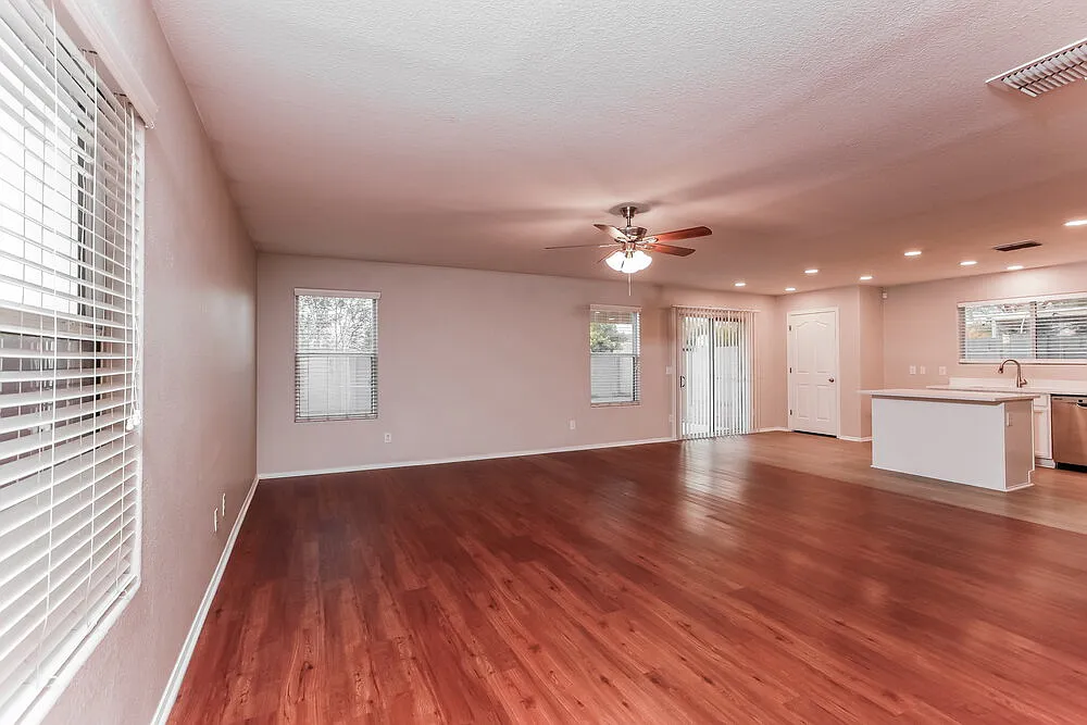 3 bed, 2.0 bath, 1261 sqft, $1,905 — Photo 4