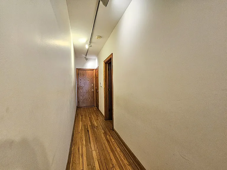 703 W Cornelia Ave #2R — Photo 2