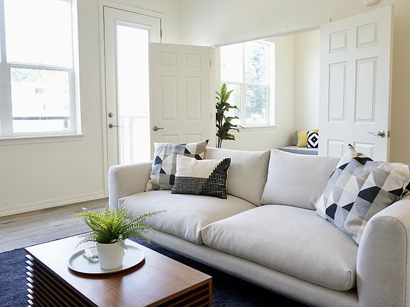 5th image of 701 E McLoughlin Blvd #110