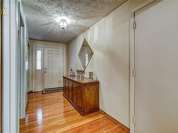 5th image of 25 Cambridge Ct