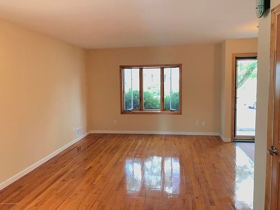 5th image of 60 Thornycroft Ave