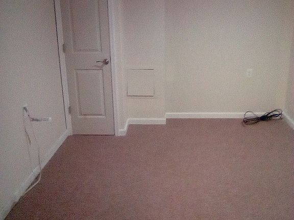 Bed room w/ small closet