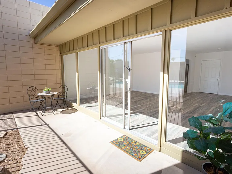 1043 E Maryland Ave #5 — Photo 1