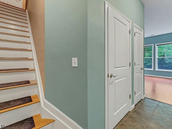 5th image of 906 River Pl