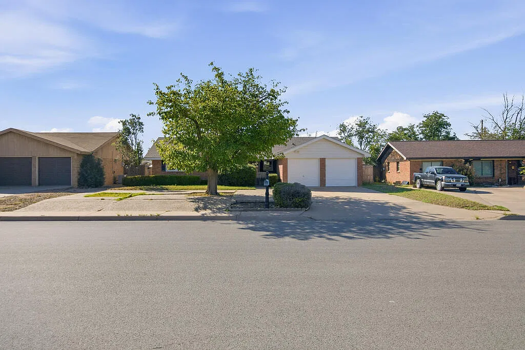 3 bed, 2.0 bath, 1435 sqft, $2,300 — Photo 4