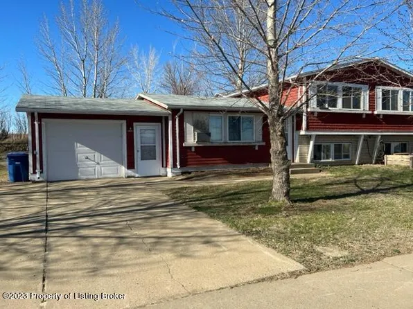 1073 Meadows Dr, Dickinson, ND 58601