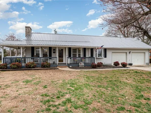 637 Carolina Ave, Yadkinville, NC 27055