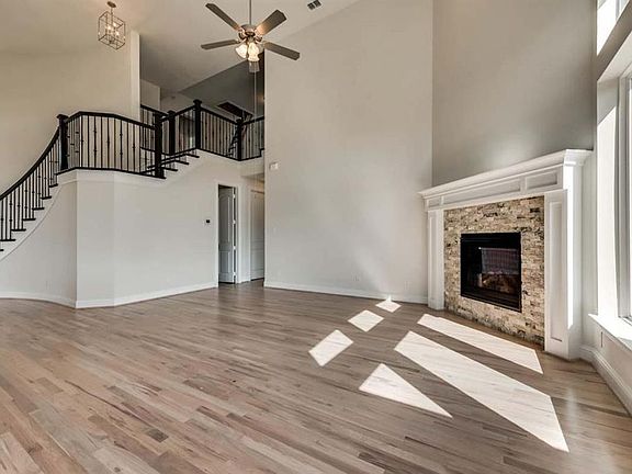 5th image of 708 Holly Anne Ln
