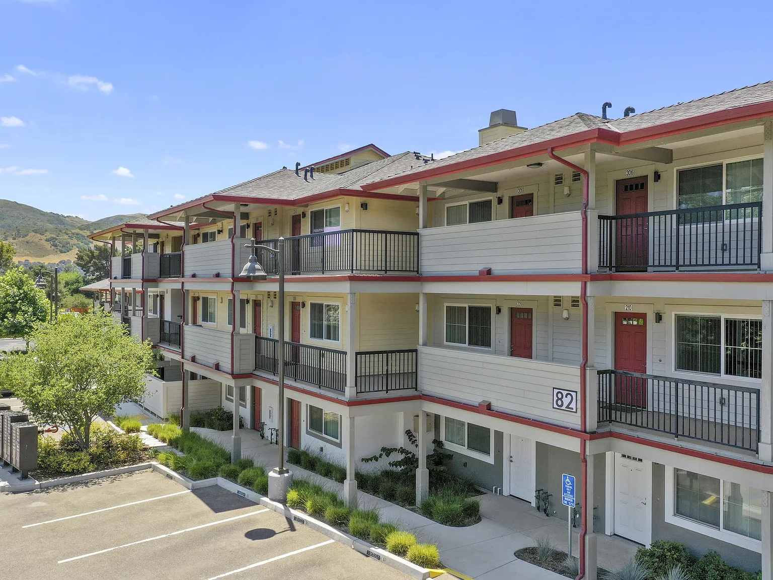 2 bed, 810 sqft, $2,695 — Photo 1