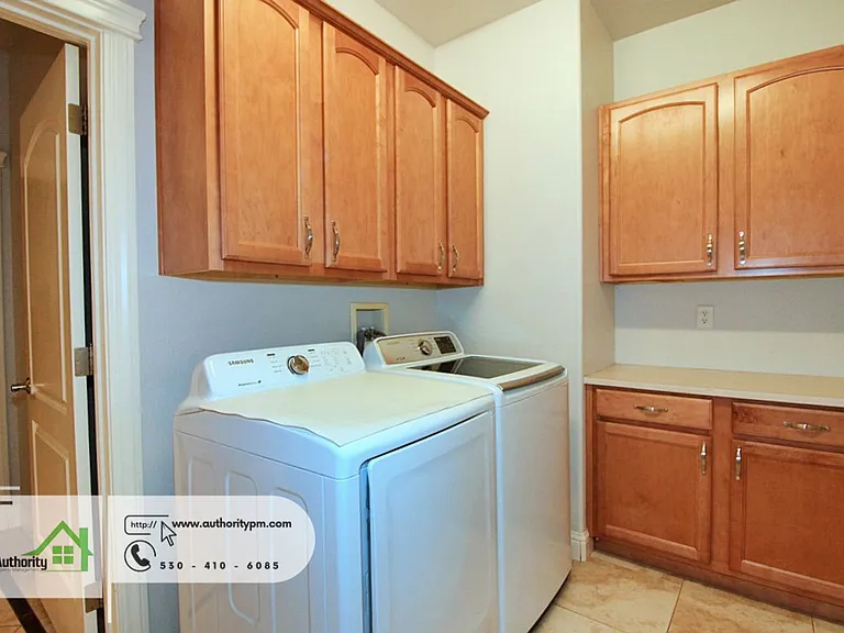 2052 Hedgerow Ave — Photo 26