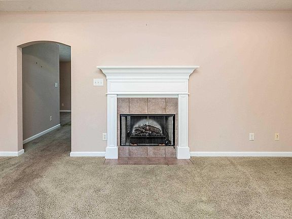 5th image of 403 Arbor Dr