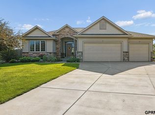 9733 Andre Cir, Lincoln, NE 68526